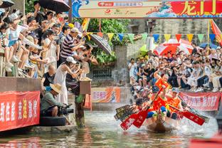 奶爸抱着孩子领取FIFA年度最佳球迷奖：感谢投票，足球万岁！